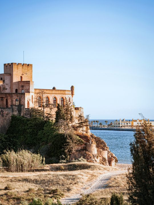 Castelo de São João do Arade, a castle that overlooks the beach