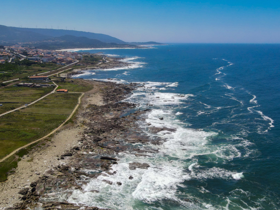 Atlantic Ocean coast near Moledo: Ecovia Litoral Norte